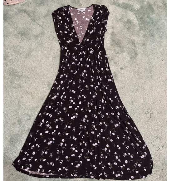 Urban Outfitters Women’s Black V Neck Floral Midi Dress. Size Medium. - Picture 8 of 13